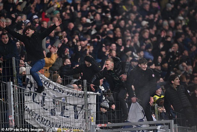 मॅट बार्लो लिहितात, टोटेनहॅमचे चाहते या आठवड्याच्या शेवटी मॅन सिटीच्या विजयासाठी रुजत आहेत, जर हंगामाच्या शेवटी स्पर्स खाली गेला तर ते कोणत्याही सहानुभूतीला पात्र नाहीत.