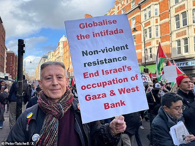 पीटर टॅचेलला पॅलेस्टाईन समर्थक निदर्शनात ‘ग्लोबलायझिंग इंतिफादा’ बॅनरसाठी अटक करण्यात आली आहे कारण पोलिस प्रतिस्पर्धी आंदोलकांना वेगळे करण्यासाठी धडपडत आहेत