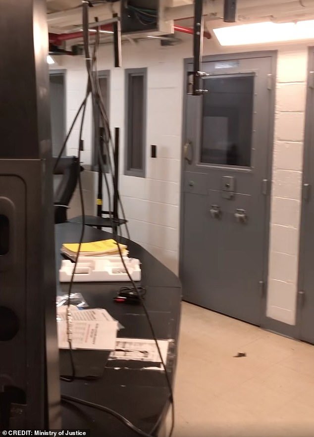 जेफ्री एपस्टाईन त्याच्या सेलमध्ये मृतावस्थेत सापडल्यानंतर फक्त 30 मिनिटांत तुरुंगातील रक्षक शांतपणे आपले काम करत असल्याचे नवीन व्हिडिओ दाखवते.