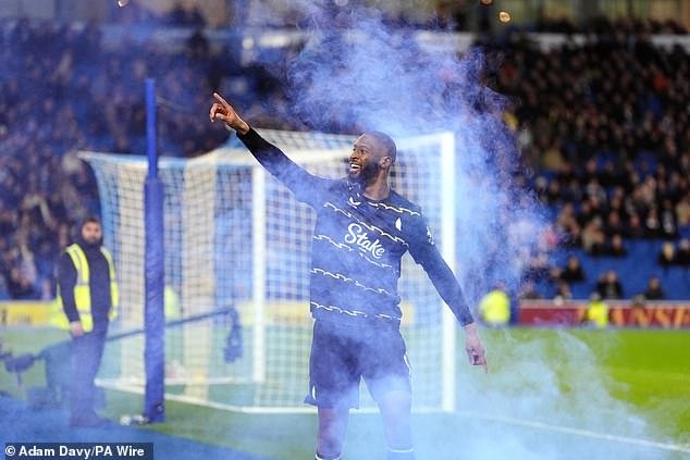 ब्राइटन 1-1 एव्हर्टन: डेव्हिड मोयेस आधीच त्याच्या जॅक ग्रीलिशची जागा कशी घेऊ शकतात आणि फॅबियन हर्झलरला सीगल्सच्या चाहत्यांकडून उष्णता का जाणवत आहे, जेम्स शार्प लिहितात