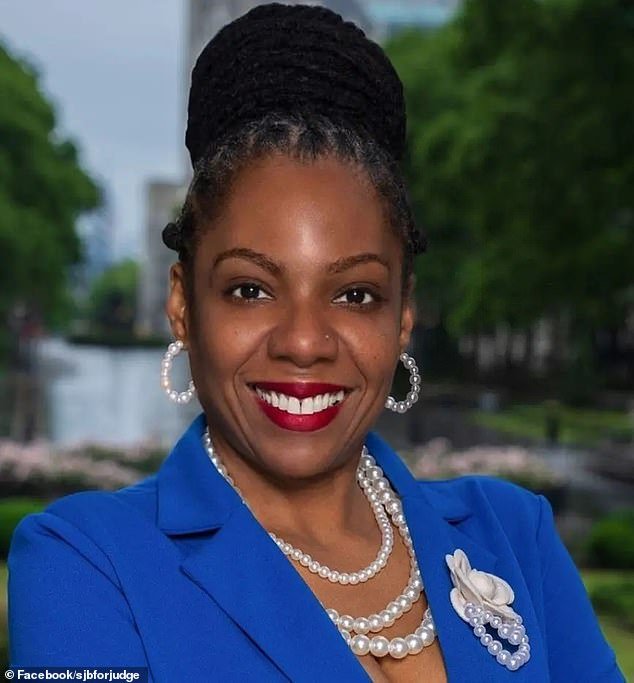 लोकशाही न्यायाधीश ‘न्यूयॉर्क सिटी कोर्टहाउसच्या मागील दारातून स्थलांतरित लैंगिक शिकारीला परवानगी देतात’