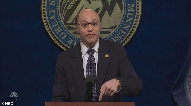 SNL ने क्रिस्टी नोएम द्वारे उपहास केल्याप्रमाणे ICE क्रॅकडाऊन बद्दल विभक्त स्केचसह 1,000 वा भाग साजरा केला