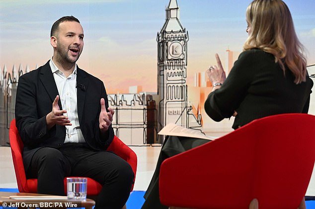 Zach Polanski सुचवितो की हार्ड ड्रग्स बेकायदेशीर बनवणे हे वर्णद्वेषी आहे कारण ग्रीन लीडरने आग्रह धरला की लोकांना “चांगला वेळ” मिळावा अशी त्यांची इच्छा आहे (जरी त्याने कधीही दारू प्यायली नाही).