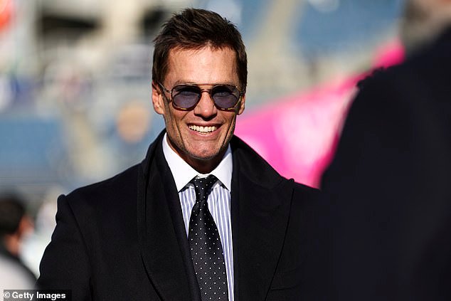 टॉम ब्रॅडीने वयाच्या 48 व्या वर्षी त्याच्या अविश्वसनीय शरीराच्या झलकांनी चाहत्यांना प्रभावित केले