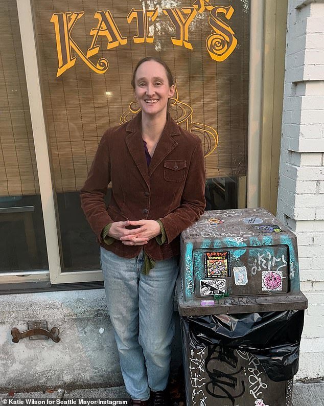 प्रीके-8 शाळेबाहेर लोकप्रिय किशोरांना गोळ्या घालून ठार मारल्यानंतर सिएटलच्या प्रेमळ महापौरांवर ‘गुन्हेगारांना सक्षम’ केल्याचा आरोप