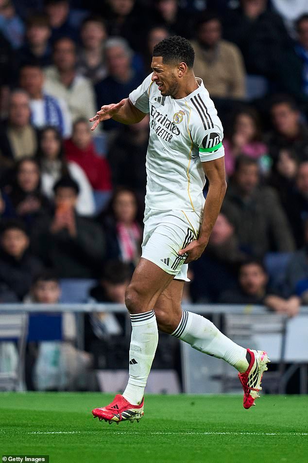 विश्वचषकाच्या काही महिन्यांपूर्वी चिंताजनक दुखापतीमुळे दुखापतग्रस्त खेळपट्टी सोडताना जड बेलिंगहॅमला अश्रू अनावर झाले.