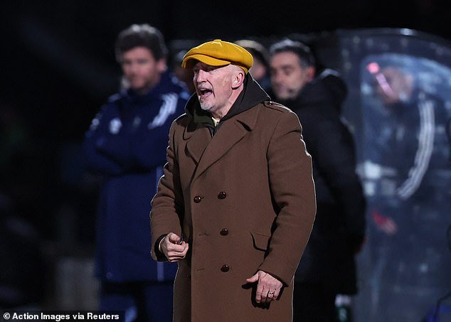 स्विंडन टाउनच्या बॉसने ‘कायर्ड्स’वर हल्ला केल्याने इयान होलोवे आश्चर्यचकित झाला कारण तो त्याच्या कर्णधारावर 24 तासांच्या नोटीससह बंदी घालण्याच्या ‘अत्यंत घृणास्पद’ निर्णयाने निराश झाला