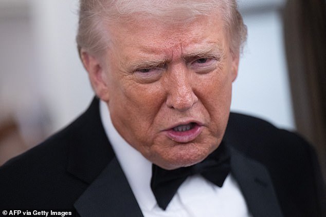 ट्रम्प जळलेल्या पृथ्वीवर गेला आणि एपस्टाईनच्या इस्टेटवर आणि त्याच्या शत्रूवर खटला भरण्याची शपथ घेतो ज्याने ‘त्याला खाली आणण्याचा कट रचला’ असा दावा केला.