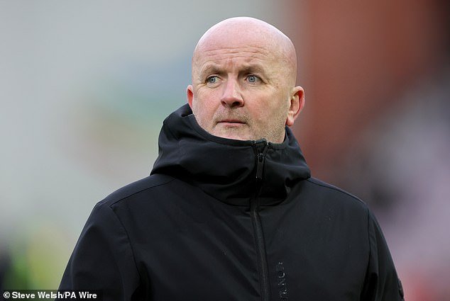 पुनरावलोकन: व्यवस्थापक डेव्हिड मार्टिनडेल वरच्या मजल्यावर जाताना लिव्हिंग्स्टनमध्ये सर्व काही बदलले आहे… किंवा आहे?