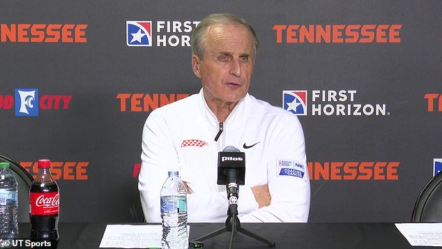 कॉलेजच्या बास्केटबॉल प्रशिक्षकावर बास्केटबॉल जुगार घोटाळ्यात स्वतःच्या खेळाडूंविरुद्ध सट्टेबाजी केल्याचा आरोप