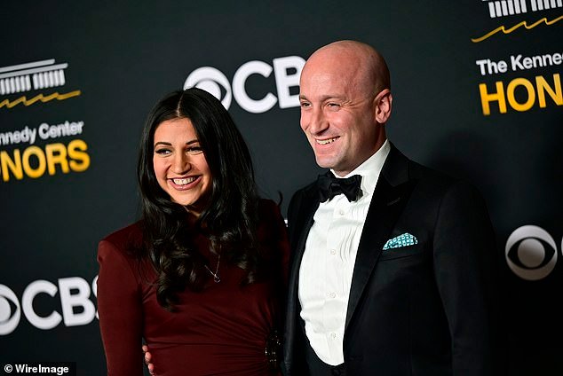 स्टीफन मिलरच्या पत्नीचे म्हणणे आहे की पीट डेव्हिडसनने टॉम होमनची थट्टा केल्यावर एसएनएल ‘ग्लोबलिस्ट मास्टर्स’ चालवते