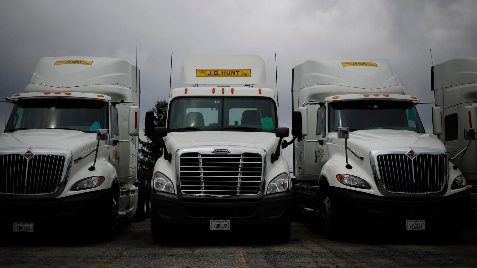 एआय फ्रेट स्केलिंग टूल्सच्या रिलीझसह ट्रकिंग आणि लॉजिस्टिक स्टॉक्समध्ये घसरण झाली