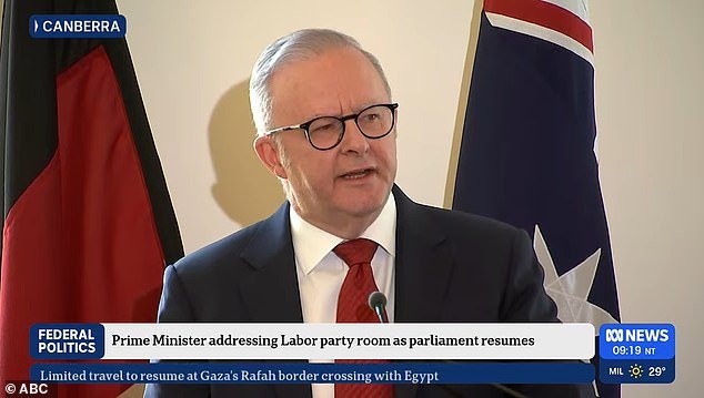 मॅरीड ॲट फर्स्ट साईटवर अत्यंत चकचकीत अँथनी अल्बानीज कॅनबेरामध्ये तणाव वाढल्याने त्याच्या प्रतिस्पर्ध्यांचा समाचार घेतो