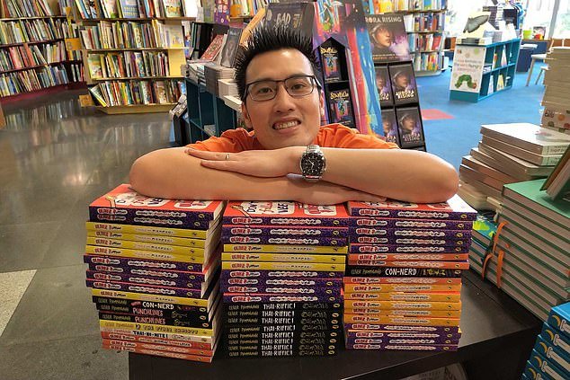 तीन अल्पवयीन मुलींना आमिष दाखवून एका प्रसिद्ध ऑस्ट्रेलियन बाललेखकाला तुरुंगात टाकण्यात आले आहे