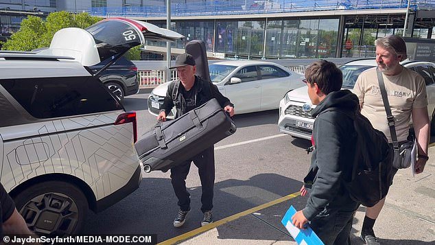 टेनिस दिग्गज जॉन मॅकेनरो तरुण ऑसी फॅनवर विभक्त झाला जो त्याला एकटे सोडणार नाही: ‘स्वतः जा’