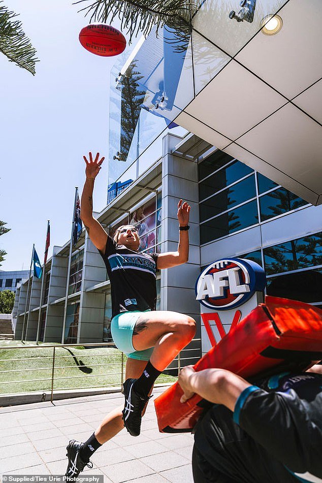 भेदभाव आणि सुरक्षेच्या कारणास्तव क्लबने बाहेर पडल्यानंतर अपराजित महिला फुटबॉल संघाला सर्व लीगमधून अवरोधित केल्यानंतर AFL ला कार्य करण्याचे आवाहन करण्यात आले आहे.