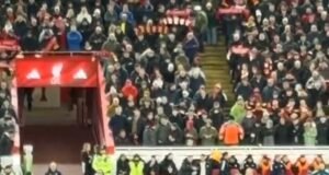 न्यूकॅसल युनायटेड स्टार्स चाहत्यांना घाबरवतात कारण त्यांनी तरुण मुलीच्या शुभंकराचा त्याग केला, तिला प्रीमियर लीगच्या खेळपट्टीवर हरवलेली आणि एकटी दिसली