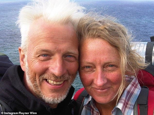 घोटाळ्याचा फटका बसलेल्या लेखिका रेनॉर वाईनने तिच्या आठवणींच्या काही भागांवर गंडा घालण्याचा आणि खोटेपणा केल्याचा आरोप झाल्यानंतर ‘मोठ्या त्रासा’नंतर पुढील कादंबरी 2028 पर्यंत पुढे ढकलली.