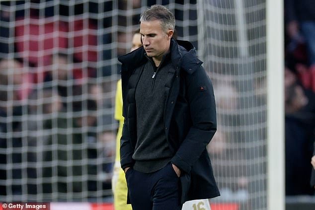 रॉबिन व्हॅन पर्सीने राजीनामा देण्यास नकार दिला आहे कारण त्याला त्याच्या मुलाच्या भयानक दुखापतीनंतर त्याच्या पहिल्या मोठ्या व्यवस्थापकीय नोकरीतून काढून टाकल्याबद्दल प्रश्न आहेत.