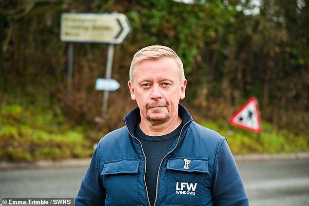 ‘फालतू’ लेबर-रन कौन्सिल खिडकी विक्रेत्याला त्याच्या शोरूमवर एक लहान चिन्ह ठेवल्यानंतर £100 दंड करते.