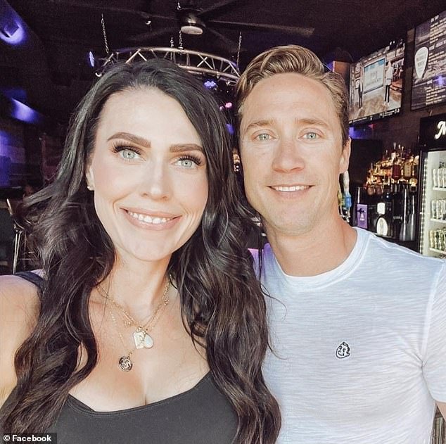 पतीने सीसीटीव्हीमध्ये भयावह अवस्थेत पाहिले की त्याची माजी पत्नी त्यांच्या आश्चर्यकारक घरात घुसली आणि तिची भोसकून हत्या केली, पोलिसांनी सांगितले