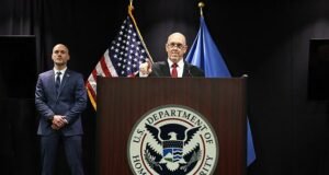 टॉम होमनने डेमोक्रॅटशी वाटाघाटी केल्यानंतर ट्रम्प यांनी मिनियापोलिसमधून 700 फेडरल एजंट्स काढले