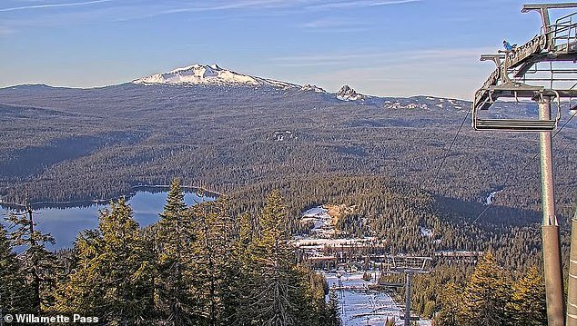 अमेरिकेतील बऱ्याच लोकप्रिय रिसॉर्ट्समध्ये बर्फाची कमतरता स्की उतारांना उद्ध्वस्त करत आहे