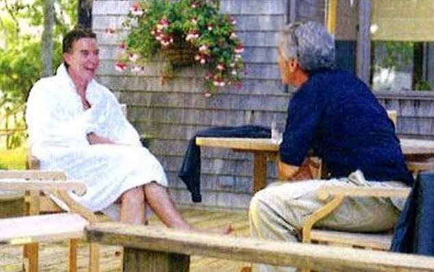 मँडेलसनने एपस्टाईनला अश्लील ईमेल पाठवले ज्यात त्यांनी “सुटके” तरुण पुरुष, सरकारमधील “नवीन हॉटी” आणि स्ट्रिपर्सवर चर्चा केली.