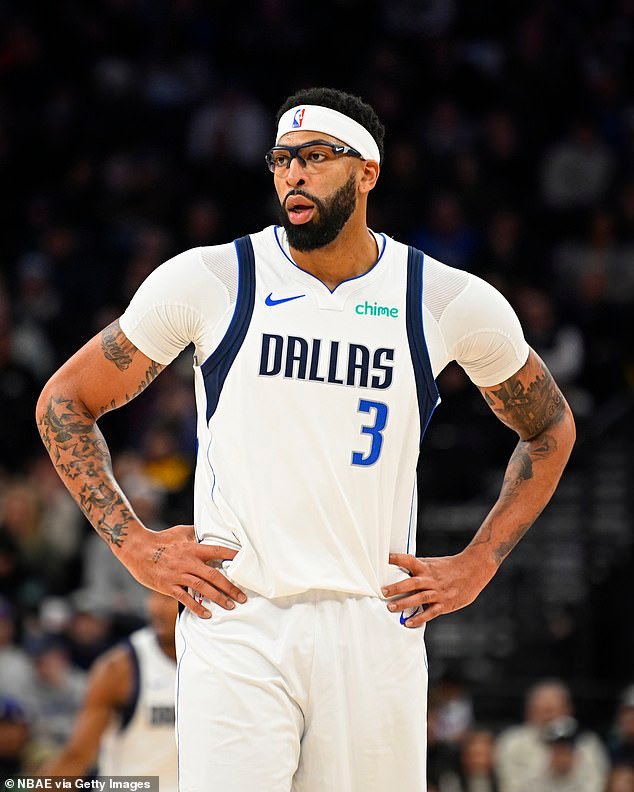 डॅलस मॅव्हेरिक्सने आठ खेळाडूंच्या करारात $175 दशलक्ष सुपरस्टारवर स्वाक्षरी केल्याने प्रचंड व्यापार बॉम्बने NBA हादरली