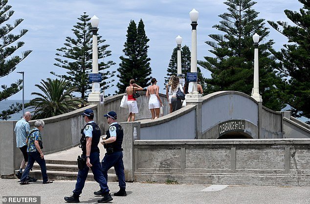 बोंडी बीचवरील फूटब्रिजवर 22 वर्षीय तरुणाला अटक करण्यात आली आहे.