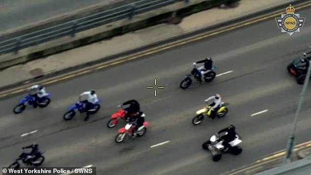 शहराच्या मध्यभागी “धोकादायक टोळी चालवल्यानंतर” एका पोलिसाने संशयिताला त्याच्या मोटारसायकलवरून ठोठावले तो क्षण