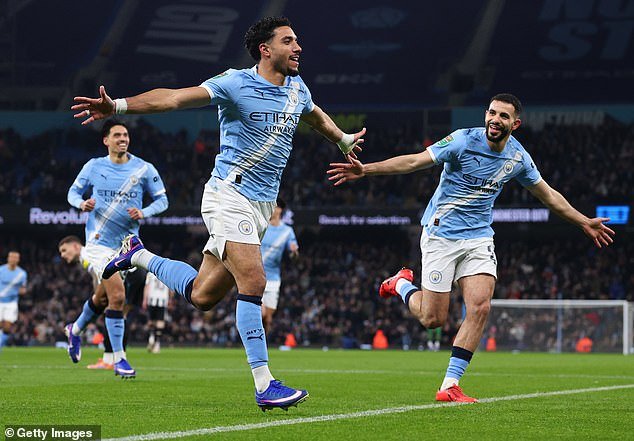 मॅन सिटी 3-1 न्यूकॅसल (5-1 एजीजी): पेप गार्डिओलाच्या बाजूने काराबाओ चषक अंतिम फेरीत पोहोचण्यासाठी वेदनादायक खुल्या मॅग्पीजला मागे टाकून – आणि लिव्हरपूलच्या शर्यतीच्या पुढे जड तोफा सोडल्या.