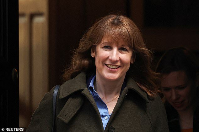 आता रोबोट तुमच्या नोकऱ्यांसाठी येत आहेत कारण लेबरचे कर छापे नियोक्त्यांना कामावर घेण्यास प्रतिबंध करतात