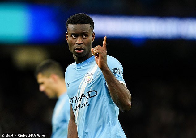 पेप गार्डिओलाने अर्सेनल विरुद्ध काराबाओ कप फायनलमध्ये मार्क गुइहीला बंदी घालणारा अल्प-ज्ञात नियम खोडून काढला आहे, मॅन सिटी बॉसने वेम्बली येथे स्टार होण्यासाठी लॉबी करण्याची योजना उघड केली आहे.