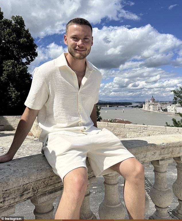 अनुयायांचे पालकांमध्ये रूपांतर करणे. डोनर डॅनला भेटा, जे पालकांना जागतिक दर्जाचे विलासी जीवन देण्याचे वचन देतात… परंतु ते त्याच्या अविश्वसनीय उच्च मानकांची पूर्तता करतात तरच.