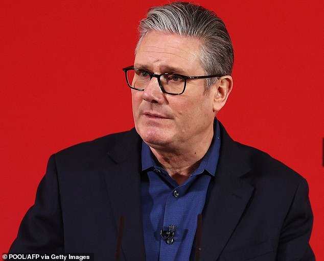 स्टाररला हुसकावून लावणे ट्रेड युनियन समर्थकांवर सोडले जाईल का? एफबीआय प्रमुखांनी मँडेलसन घोटाळ्याबद्दल पंतप्रधानांना राजीनामा देण्याचे आवाहन केले कारण त्यांनी एपस्टाईनचे त्याच्या समकक्षांशी असलेले दुवे शोधण्यात अपयशी ठरल्याबद्दल ‘फॉरेन्सिक केअर’ची खिल्ली उडवली.