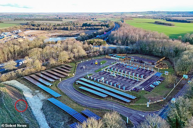 ऐतिहासिक कॅथेड्रल शहरातील ‘राक्षसी’ 200 फूट पवन टर्बाइन तयार करण्याच्या योजनेवर कुटुंबीयांनी टीका केली