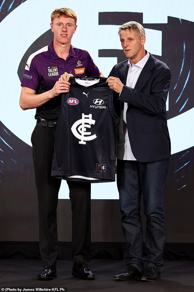 कार्लटनला ब्रेन हॅमरेज झाल्यामुळे कथित हल्ल्यामुळे एएफएल महान पीटर डीनने आपल्या मुलाला चाचणी सामन्यात खेळण्यासाठी हॉस्पिटलमधील बेड सोडण्याचे आवाहन केले आहे.