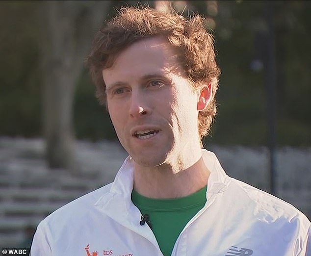 एका लक्झरी आयरिश हॉटेलमध्ये त्याच्या फायनान्सर वडिलांच्या हत्येचा खटला चालवणाऱ्या वारसाने एकदा विमानात एका अनोळखी मुलाचा विधी यज्ञ करण्याचा प्रयत्न केला, असे न्यायालयाने सांगितले.