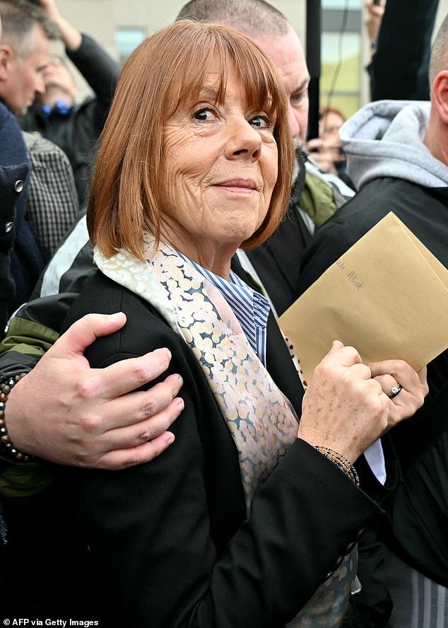 Giselle Bellicot ने खुलासा केला की तिच्या नवीन प्रियकराने तिला तिचा नवरा आणि डझनभर बलात्कार करणाऱ्यांना न्यायालयात सामोरे जाण्याची ताकद दिली आणि तिच्या अत्याचाराचे भयानक तपशील वाचण्यास मदत केली.