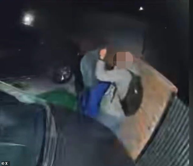 नॅन्सी गुथरीच्या अपहरणकर्त्याप्रमाणेच बॅकपॅक घातलेला एक टक्सन माणूस अपहरणाच्या संध्याकाळी भिंतीवर माप टाकण्याचा प्रयत्न करताना दिसला.