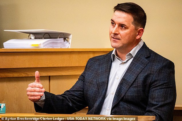 ओले मिस फुटबॉल प्रशिक्षकाने आपल्या खेळाडूंच्या गर्भवती भागीदारांना संदेश देऊन संताप व्यक्त केला: ‘तो मध्यरात्री फीडसाठी उठत नाही’