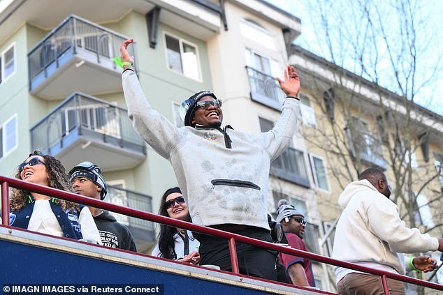 सीहॉक्स परेड भाषणादरम्यान विचित्र कॉन्ट्रॅक्ट विनोदासाठी सुपर बाउल एमव्हीपीने सरव्यवस्थापकावर गोळीबार केला