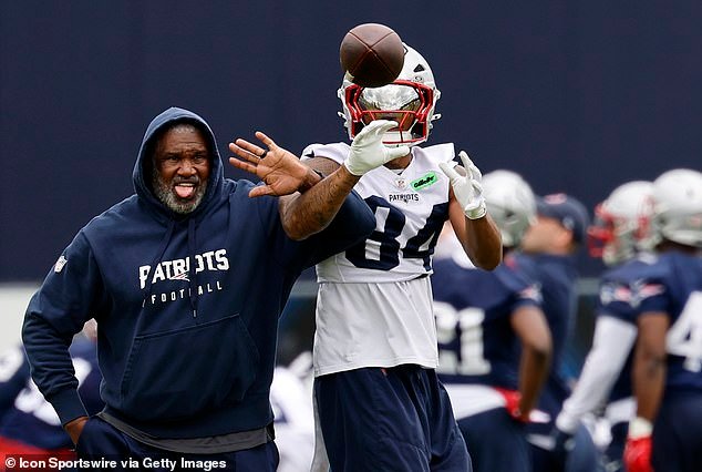 सुपर बाउल हार्टब्रेक नंतर देशभक्तांनी सर्व हंगामात कर्करोगाशी लढा देणाऱ्या प्रशिक्षकाला नवीन भूमिकेत हलवले