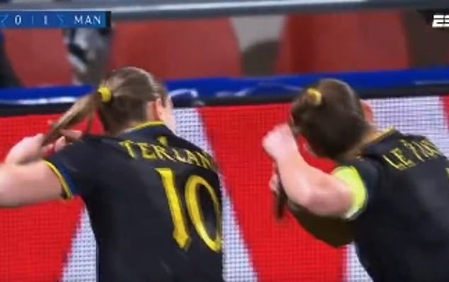 सलग सहाव्या विजयावर शिक्कामोर्तब केल्यानंतर मॅन युनायटेडच्या महिला खेळाडूंनी युनायटेड स्ट्रँडच्या चाहत्याला हेअरकट सेलिब्रेशन करून टोमणा मारला – कारण समर्थकांची प्रतीक्षा 500 दिवस जवळ आली आहे