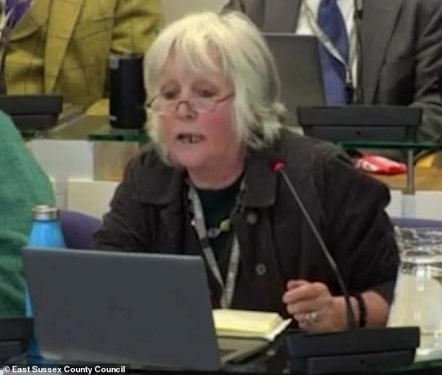 आश्रय साधकांना मुलांनी बनवलेले व्हॅलेंटाईन डे कार्ड मिळावे – जे ग्रीन पार्टी कौन्सिलर आणि तिच्या नातवंडांकडून वितरित केले जातील