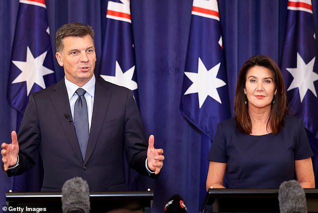 सिंगल इमेज लिबरल लीडर बनल्यानंतर अँगस टेलरचा पहिला मेकओव्हर दर्शवते – अँथनी अल्बानीजच्या अगदी उलट