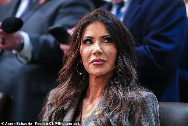 होमलँड सिक्युरिटी विभागातील गोंधळात क्रिस्टी नोएमने कोस्ट गार्ड पायलटला तिच्या हरवलेल्या ब्लँकेटवर ‘बरखास्त’ केले