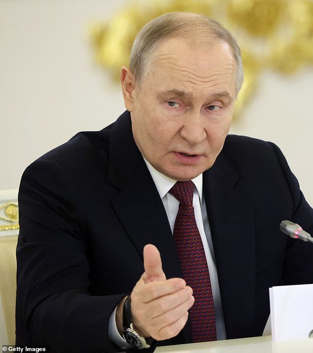 तज्ञांनी चेतावणी दिली की पुतिन केवळ 15,000 सैन्यासह नाटोचा पराभव करू शकतात