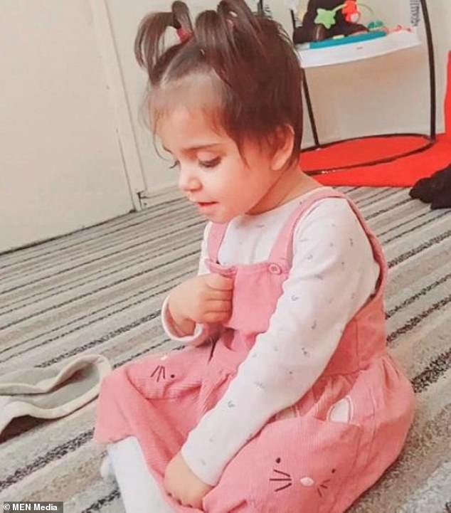 एका आईने आपल्या दोन वर्षांच्या मुलीला हलवून मारले आणि खोटे बोलून ती बिस्किटावर गुदमरली, दोन्ही पालकांना तुरुंगात टाकले